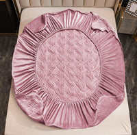 Set Husa De Pat Dublu, Din Catifea, Tip Topper Cu Elastic 180x200 cm - Plus Doua Fete De Perna HCT2