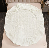 Set Husa De Pat Dublu, Din Catifea, Tip Topper Cu Elastic 180x200 cm - Plus Doua Fete De Perna HCT10